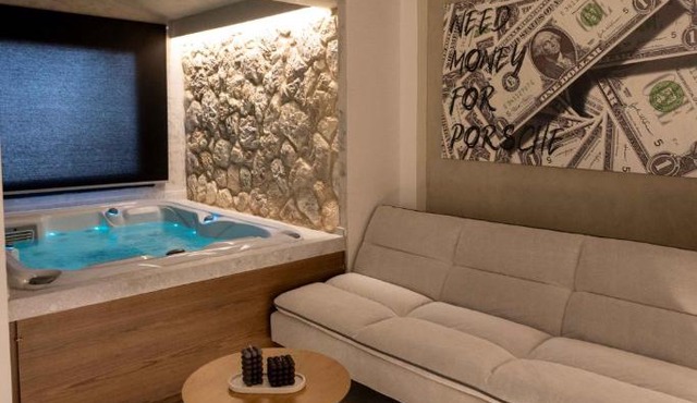 Frourio Lodge A4 in Larissa