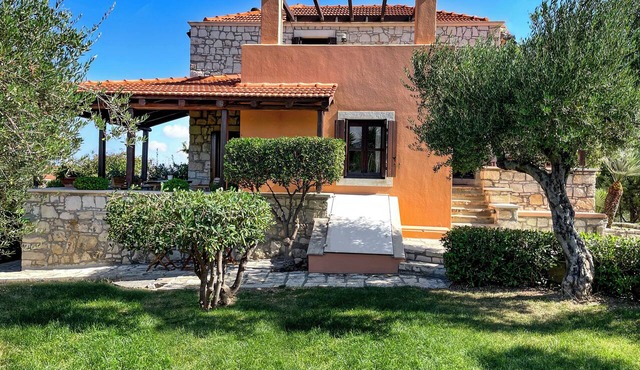 Fyllosia Villa by Cretan Retreat: Private Panoramic Sea & Mountain Views in Επάνω Αρχάνες