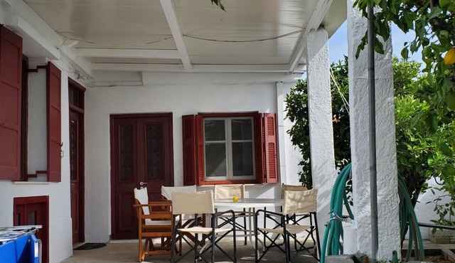 Gorgeous 2-bedroom cottage with AC in charming Glossa