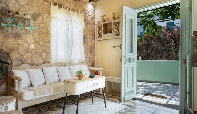 Grape Vine Apartment with Balcony, Wi-Fi and Air Conditioning