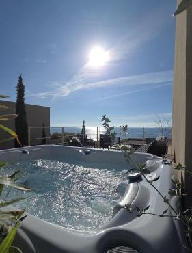 Green Coast beach villa with pool, hot tub & sauna in Palasë