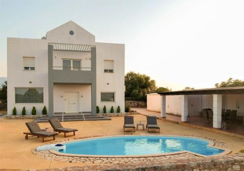Grey Haven Luxury Villa in Stérnai