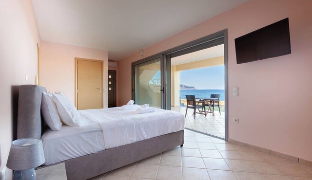 Ground floor beachfront studio/apartment