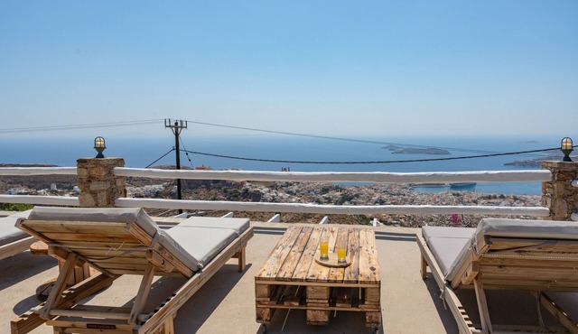 Holiday Home "Uppolis House" with Sea View, Balcony & Wi-Fi in Alithini