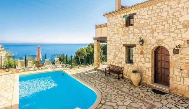 Ideally located off the coastal road, which leads to the fabulous beaches on the Vassilikos peninsul in Vassilikos