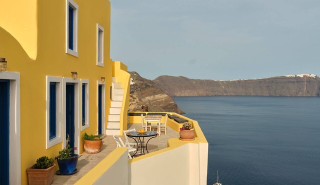 Ilivatos - Elegant Villa on the Caldera's Edge