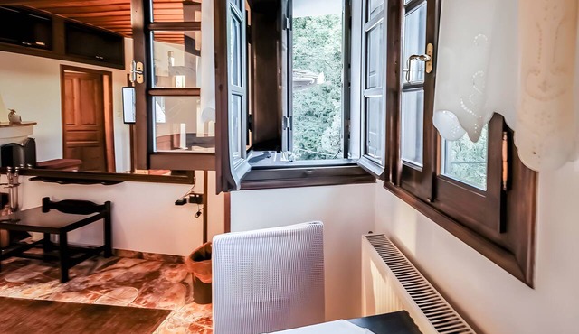 “Iris Deluxe Double” Room with Mountain View and Fireplace in Μακρινίτσα