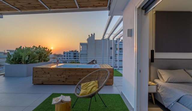 Jacuzzi Penthouse with sea view 5th floor in Athens