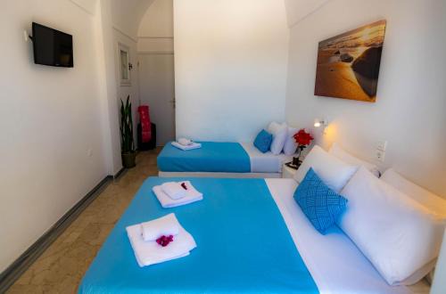 Join Us Low Cost Rooms in Santorini