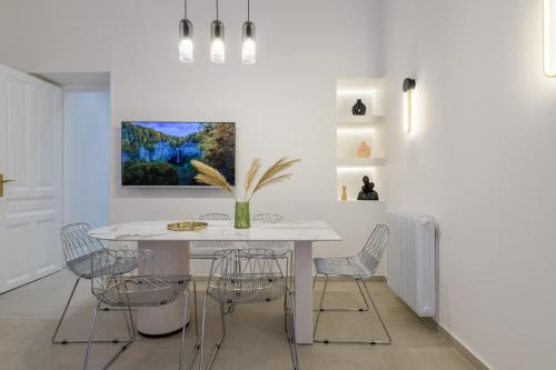Koukaki Cielo Villa10 -Pvt Yard 3BR 8ppl -10min Metro Acropolis in Athens