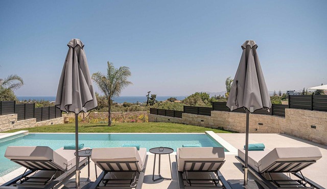 Kymélia Ground Suite With Private Pool & SeaView in Galatas