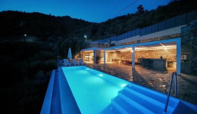 La Bella Villa - Clifftop Infinity Pool & Sunsets in Plomari
