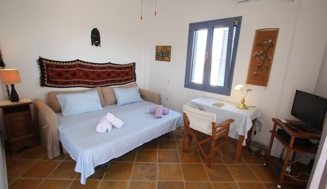 Larenko by Frangki in Aegina