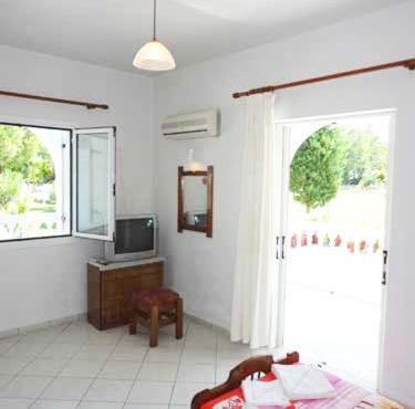 Lazanis Studios Apartments in Laganas