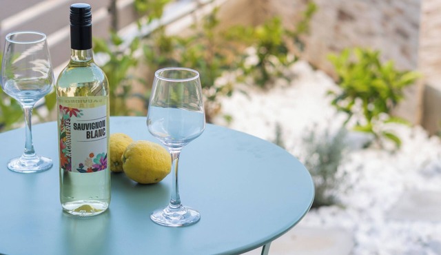 Lemon Tree - Private Garden & View in Monopari
