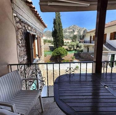 Leos Traditional Holiday House