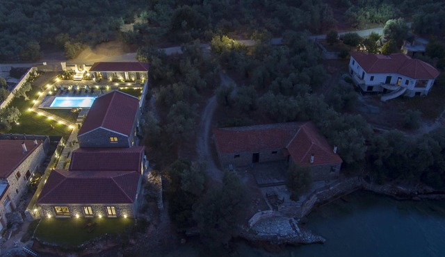 Lichnos Luxury Suites Stoa