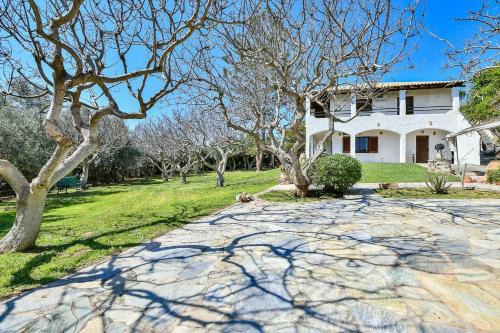 Light-filled home with Garden near Beach in Anavyssos