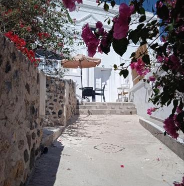 Loukas Kontos Traditional House in Emporio Santorini