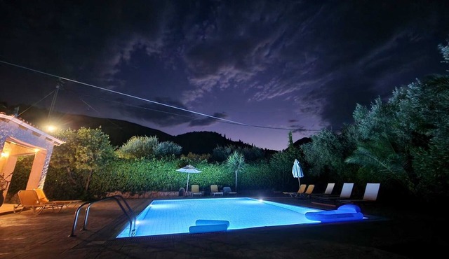 Luxe Privévilla met Zwembad en Tuin op Zakynthos in Lithakia