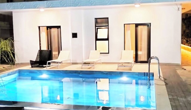 Luxsuites Villa with pool and garden in Χανιά