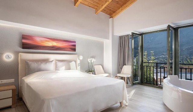 Luxury love nest with hot tub & heated pool in Kournás