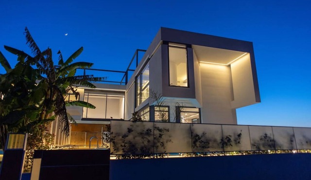 Luxury Villa Mirror - 200meters from the beach! in Daratsos