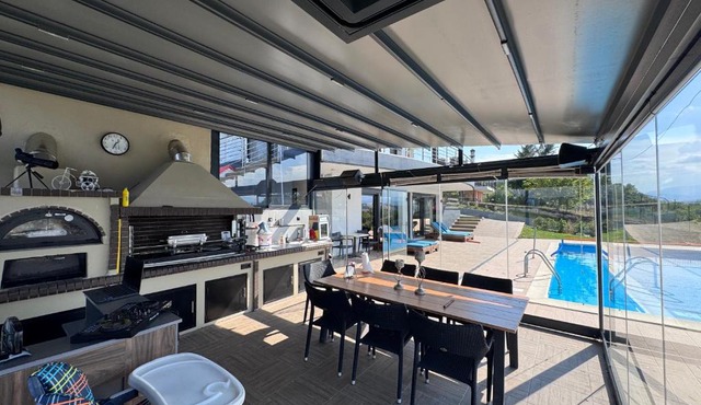 Luxury Villa Rafaela Οικογενειακή βίλα με ιδιωτική πισίνα, BBQ κ παιχνίδια Ιδανική για οικογένειες με παιδια