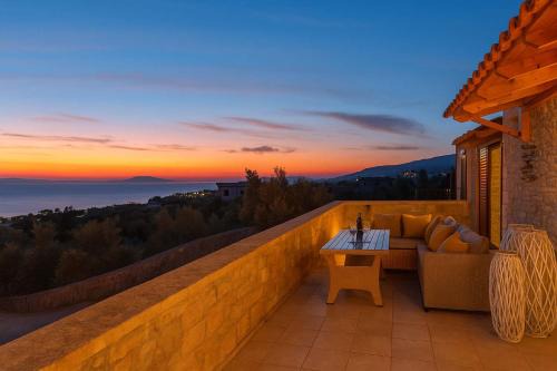 Mani Panoramic Seaviews - Luxury Summer Haven in Levktron