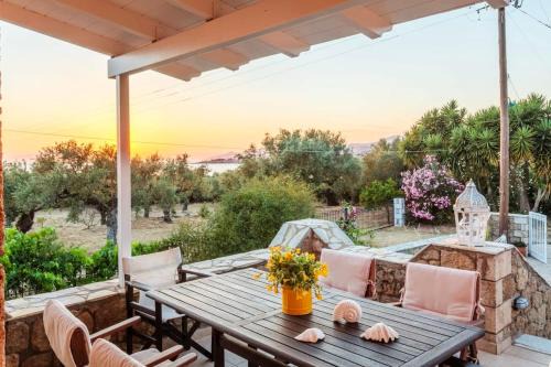 Mani's Aura Seaside-Spacious Summer Retreat in Kotrónion