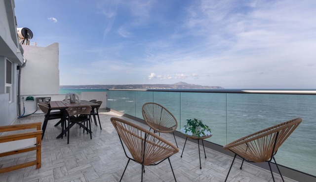 Mario Luxury Seafront Penthouse with Jacuzzi