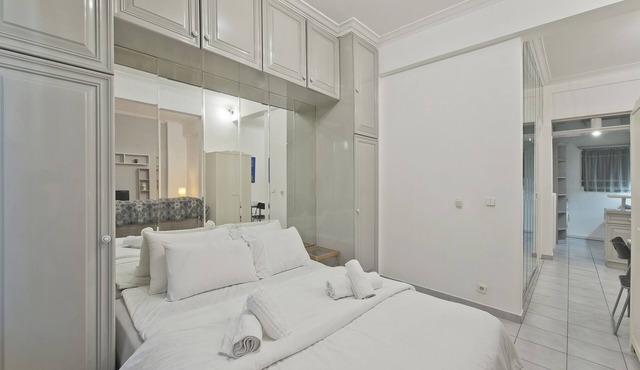 Mavili Square Cozy Apt AC & Kitchen, near Metro