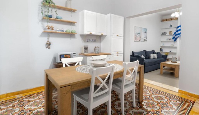 Meraki - Traditional House with Private Green Yard