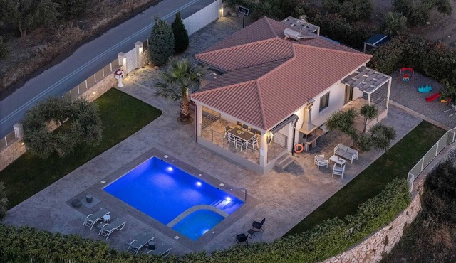 Merastri Villa a Peaceful Retreat!, Villa in Rethymno