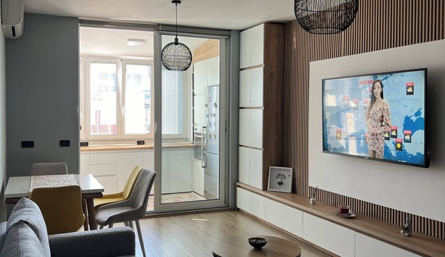Modern 2BR with Balcony & Hill View Bus to Center Fast Internet in Tirana in Tiranë
