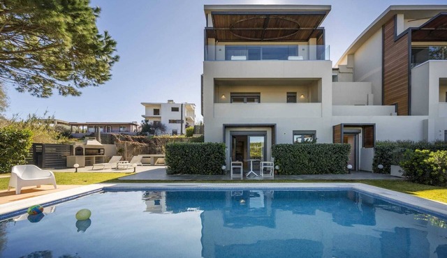 Modern villa w/pool, near beach & city centre in Crete