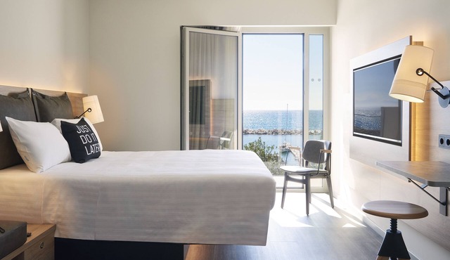 Moxy Patra Marina