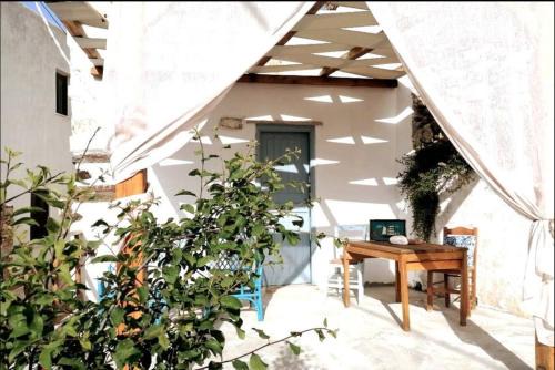 Naxos Mountain Retreat - Tiny House Build on Rock in Kóronos