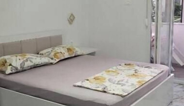 NEAR Guest House: Double Room with Park View in Durrës