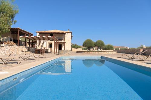 Nestor Villa, with Heated Pool & Absolute Privacy in Roumelí