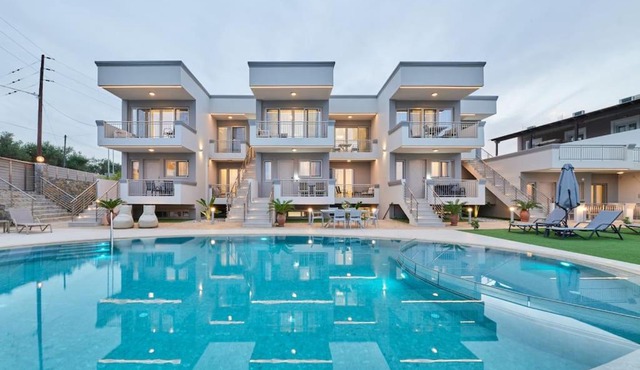 New cozy apartments in Crete Coast with pool and dining area in Magnisía