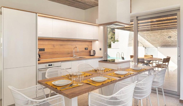 New Modern Villa Domus Myrtia with private pool & BBQ, 4km from nearest beach in Marioú