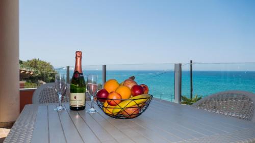 Nias Beachfront Apartments close by to Sidari in Karousádes