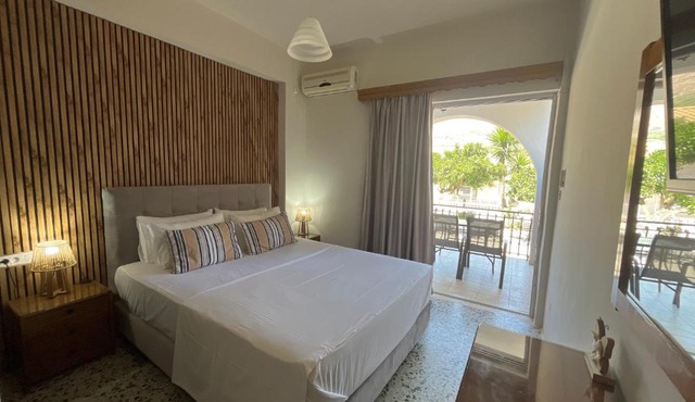 Nikos Studios Apts & Suites in Keri