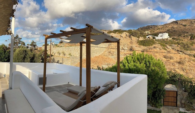 NINEMiA NAXOS WITH JACCUZI AND POOL