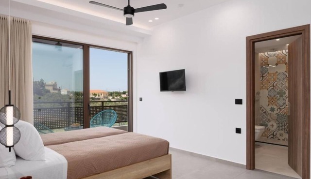 O-Cyanea Villa: Luxurious 4-Bedroom Retreat with Heated Pool in Kournas in Paralia Kourna