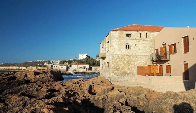 Ocean Wave's seafront villa in Chania