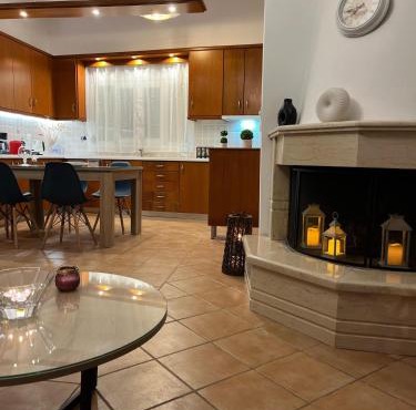 Olive Gem 2-Bed Apt Sleeps 4 with Fireplace in Spiliá