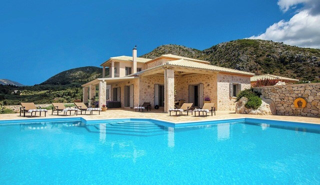 Ortikia - Four Bedroom Villa, Sleeps 8