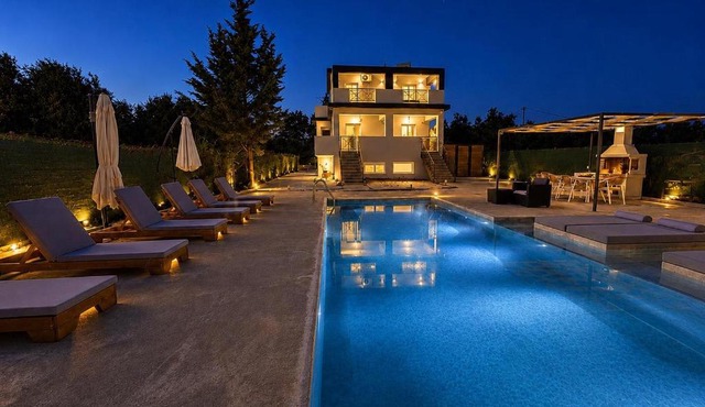 Paloma Mansion- Villa with Private Pool Embraced by Nature By Villa Mana Gers
